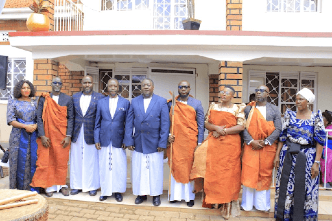 Omusika ku ddyo ng’ali ne bagenyi abavudde mu Bwakabaka bwa Buganda. Omusika ku ddyo ng’ali ne bagenyi abavudde mu Bwakabaka bwa Buganda.